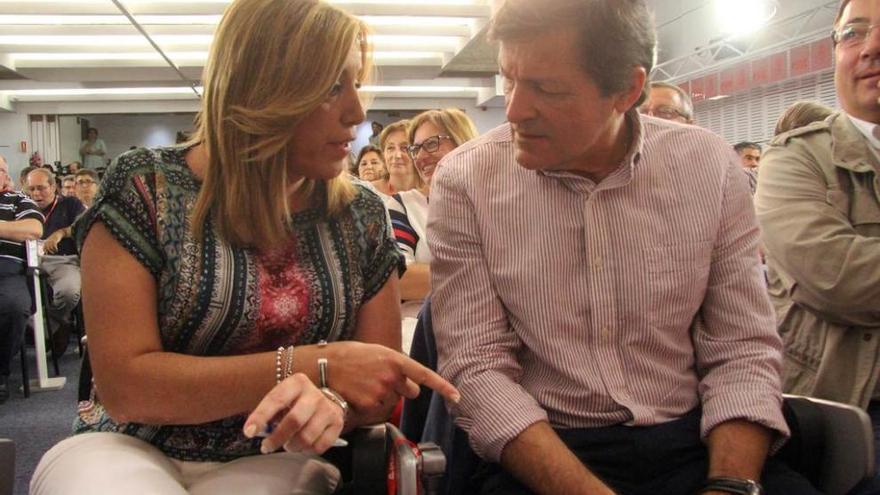 Susana Díaz conversa con Javier Fernández poco antes del comité federal del PSOE celebrado ayer.