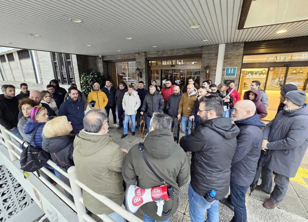 Concentración de este lunes a las puertas del Hotel Coia por el convenio del comercio del metal, que provocó la suspensión de la negociación del acuerdo general del sector.