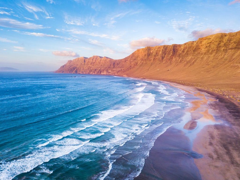 Lanzarote te conquistará con sus pueblos blancos y con sus playas de ensueño.