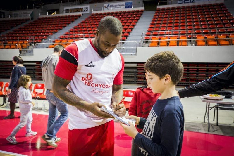 Un centenar de niños disfruta del entrenamiento del Tecnyconta