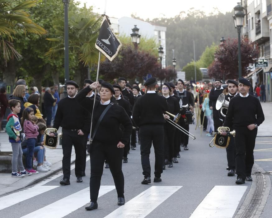 La procesión abarrotó las calles de Redondela // R. Grobas