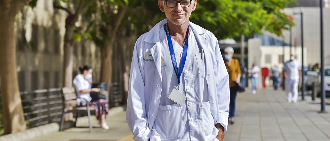 El doctor Luciano Santana, a las puertas del Hospital Universitario Insular de Gran Canaria. | | ANDRÉS CRUZ