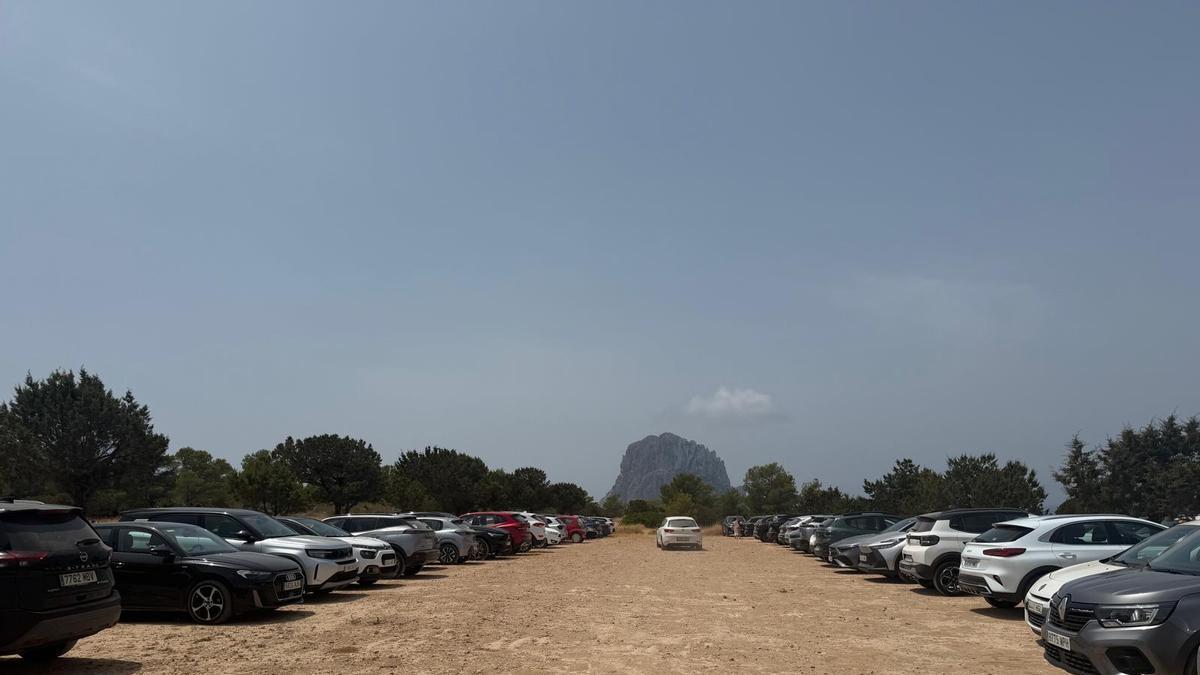 El aparxcamiento abierto, al mediodía de este domingo.