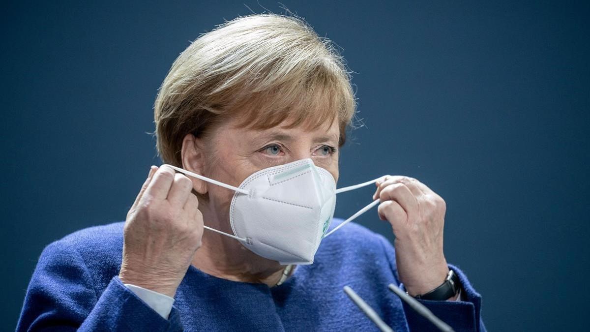 La cancillera alemana Angela Merkel se pone una mascarilla / Reuters