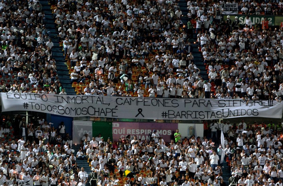 MED19. MEDELLÍN (COLOMBIA), 30/11/2016.- Asistentes rinden homenaje al equipo de fútbol Chapecoense hoy, miércoles 30 de noviembre de 2016, en Medellín (Colombia). Miles de personas abarrotaron esta noche el estadio Atanasio Girardot de Medellín para rendir un homenaje póstumo al equipo de fútbol brasileño Chapecoense, la mayoría de cuya plantilla pereció en el accidente aéreo del pasado lunes cuando se dirigían a esta ciudad del noroeste de Colombia. EFE/LUIS EDUARDO NORIEGA A.