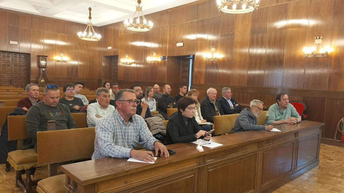 Alcaldes zamoranos, ayer en la Diputación durante la reunión con representantes de Femembalses