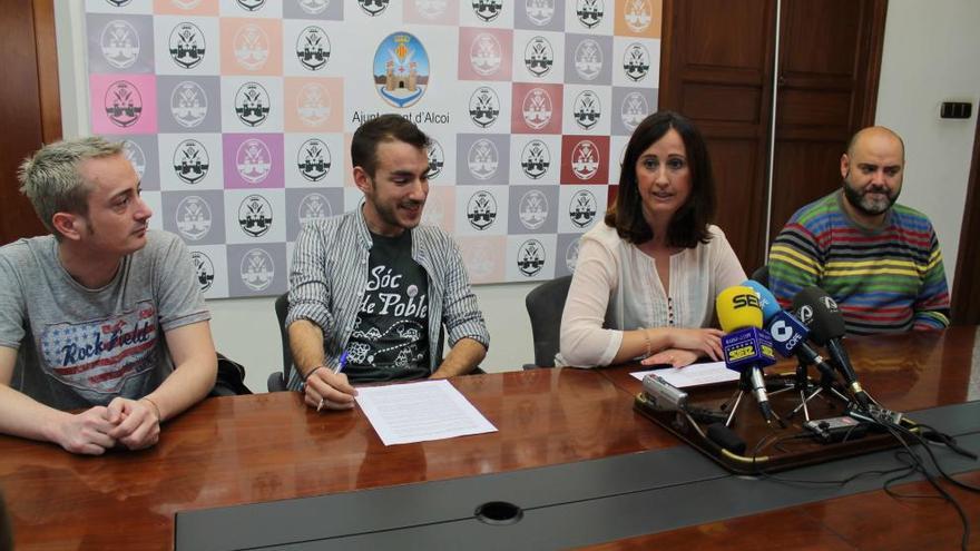 Los representantes de la asociación LGTB Mariola con la edil Aroa Mira.