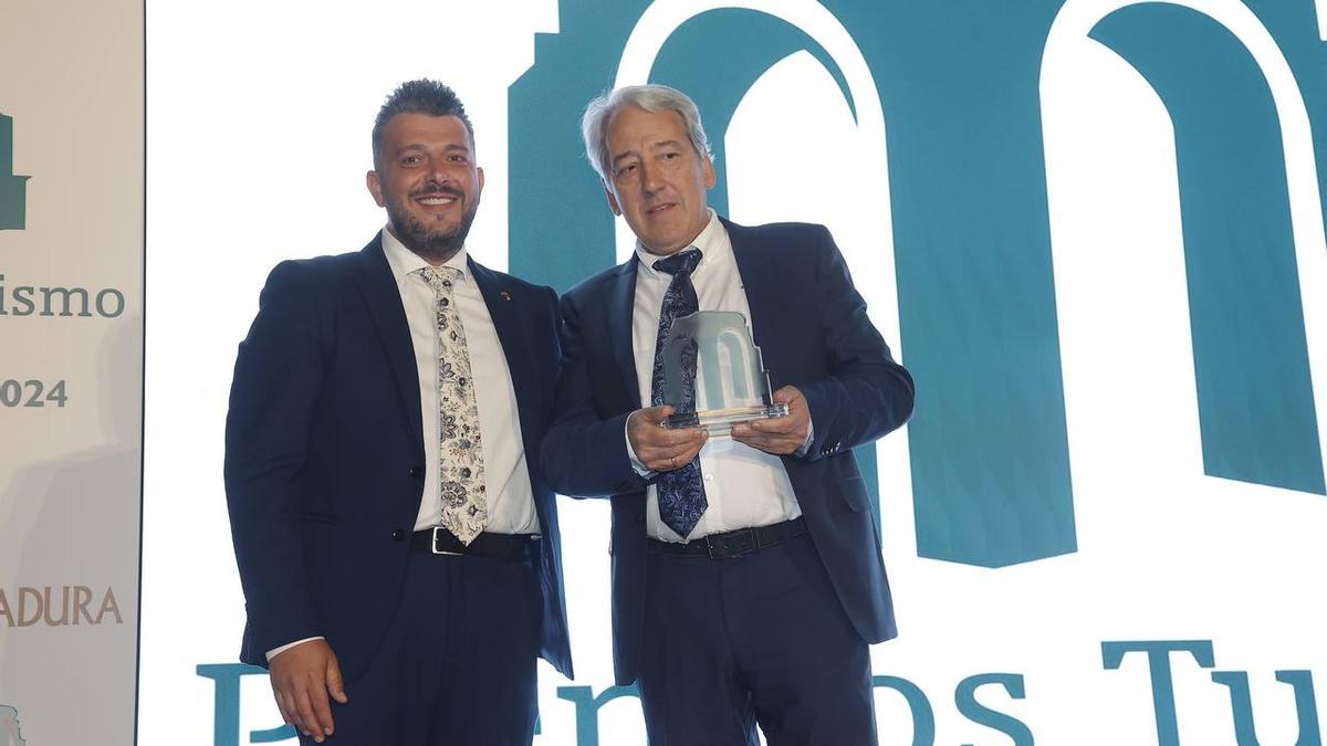 Pablo Medrano recoge el premio que le entrega el alcalde de Madrigalejo, Sergio Rey.