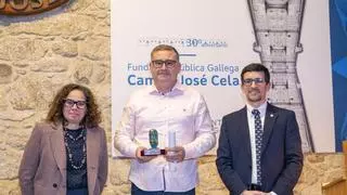 O escritor Fran Fernández recibe un Premio Camilo José Cela dotado con 1.500 euros e estatuiña en Padrón
