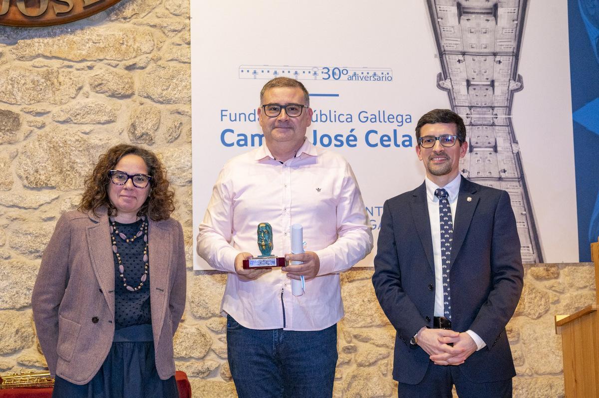 Covadonga Rodríguez, pola esquerda, con Fran Fernández e Anxo Arca na entrega do premio Cela