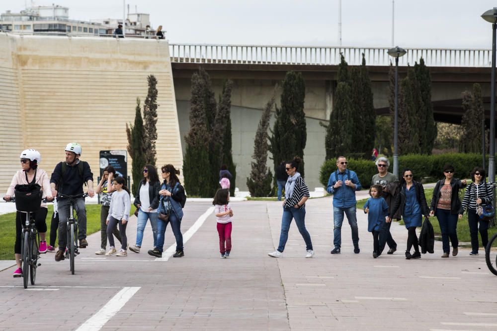 Actividades en el jardín del Túria, el antiguo cauce del río en València.