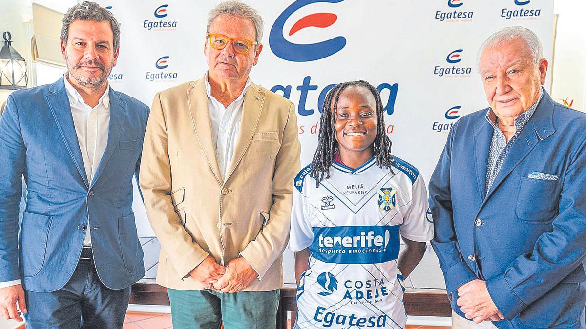 Koko fue presentada con el dorsal 2 en la equipación blanquiazul.