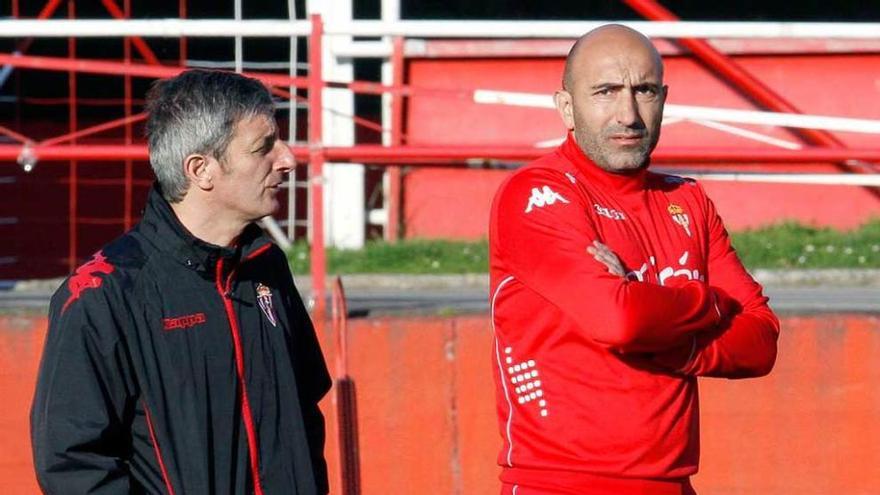 Abelardo charla con Iñaki Tejada en el entrenamiento de ayer.