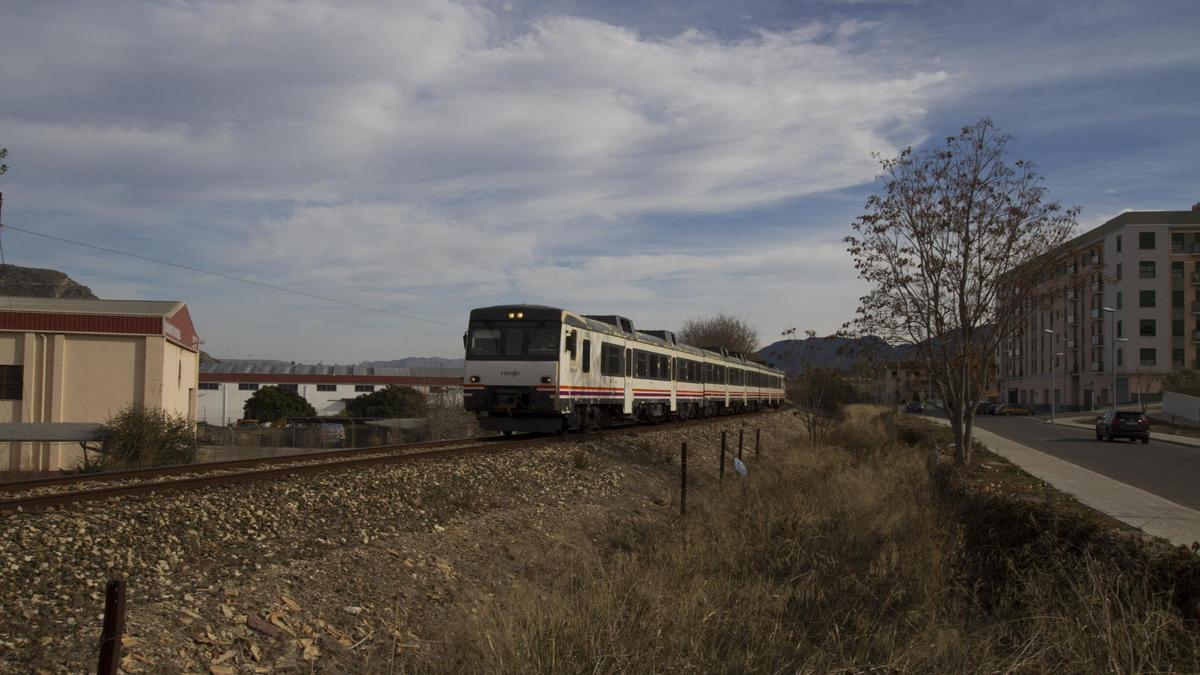 El tren de la línea Xàtiva-Alcoi, junto al núcleo urbano de la capital de la Costera.