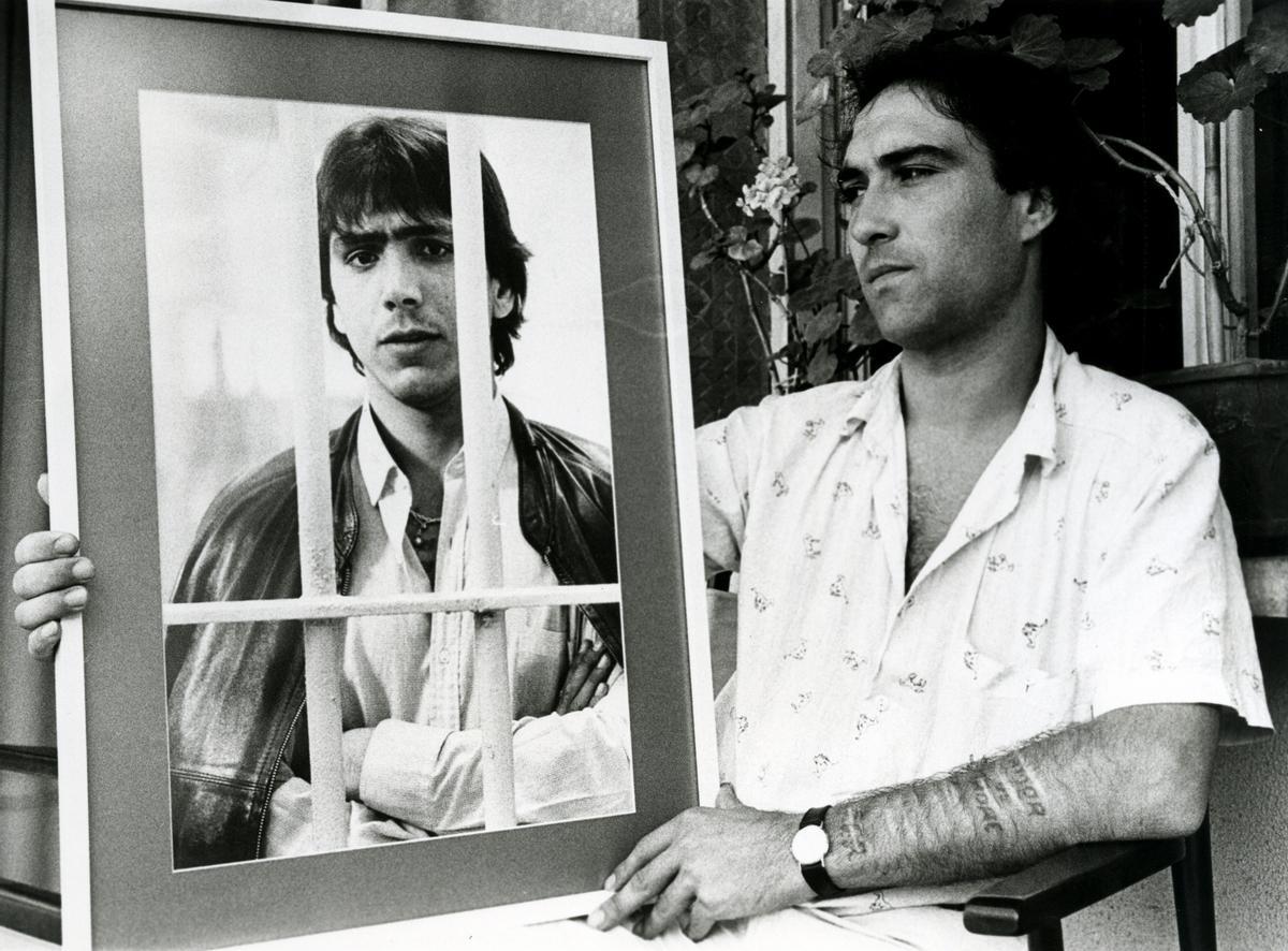 Ángel Fernández, 'El Torete', sostiene un retrato del Vaquilla, en una imagen tomada en 1983.