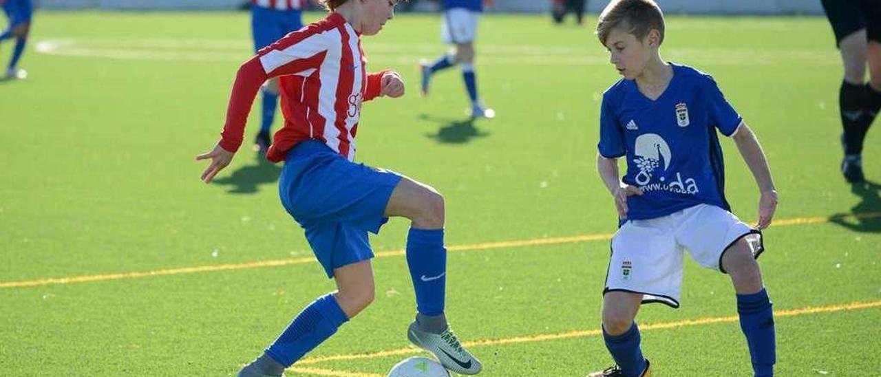 Una jugada del partido entre el Sporting y el Oviedo de Primera alevín.