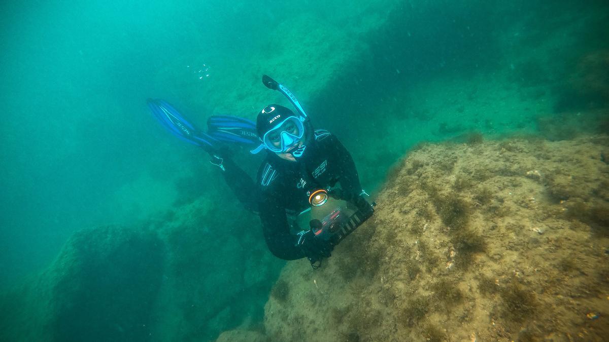La bióloga marina Andrea Comaposada posa en el fondo del mar.