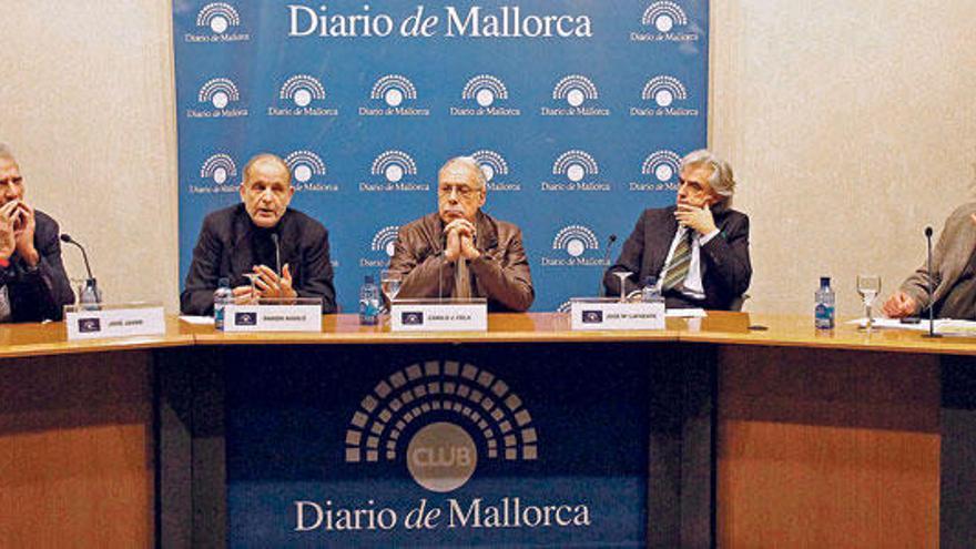 José Jaume, Ramon Aguiló, Camilo José Cela Conde, José María Lafuente y el moderador Miguel Borrás, durante el debate de ayer.