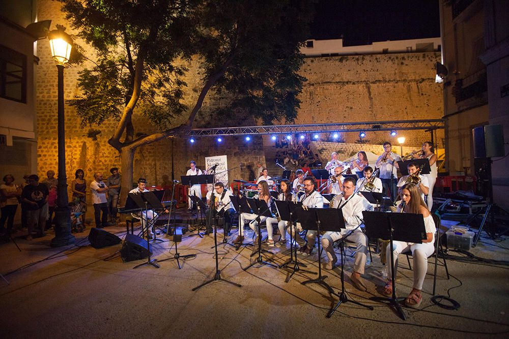 El Festival Eivissa Jazz abrió con un concierto de la Big Band Ciutat d'Eivissa que contó con la colaboración de Arturo Pueyo