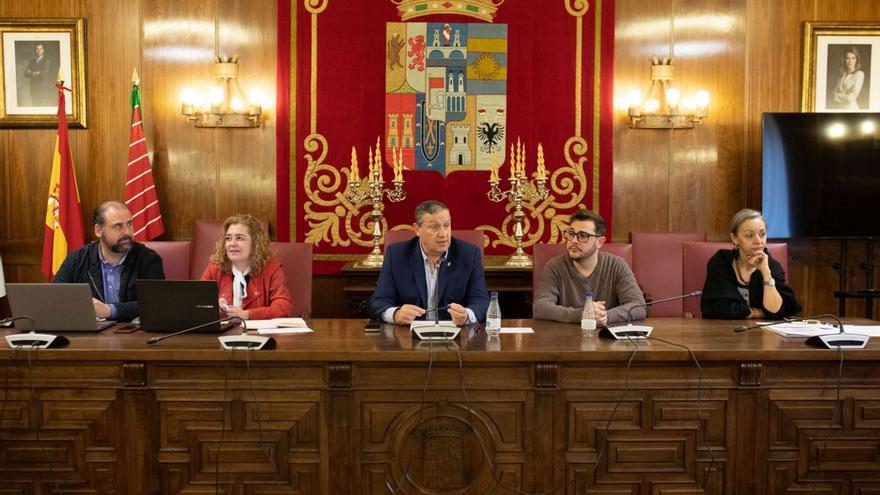 Faúndez y De la Parte (centro), en la reunión del Plan de Sostenibilidad Turística.