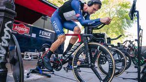 El ciclista del Alpecin-Fenix Jay Vine calienta en el rodillo antes de una carrera.