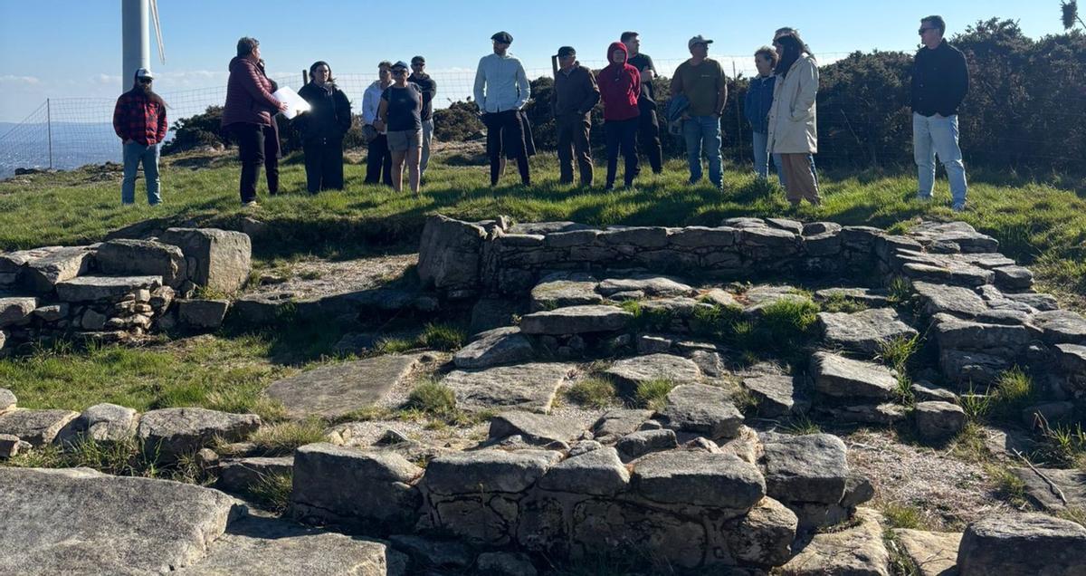 Un instante de la visita guiada, ayer, al yacimiento de San Adrao, en la parroquia lalinense de Bermés. | BERNABÉ/AMANDA CASTRO