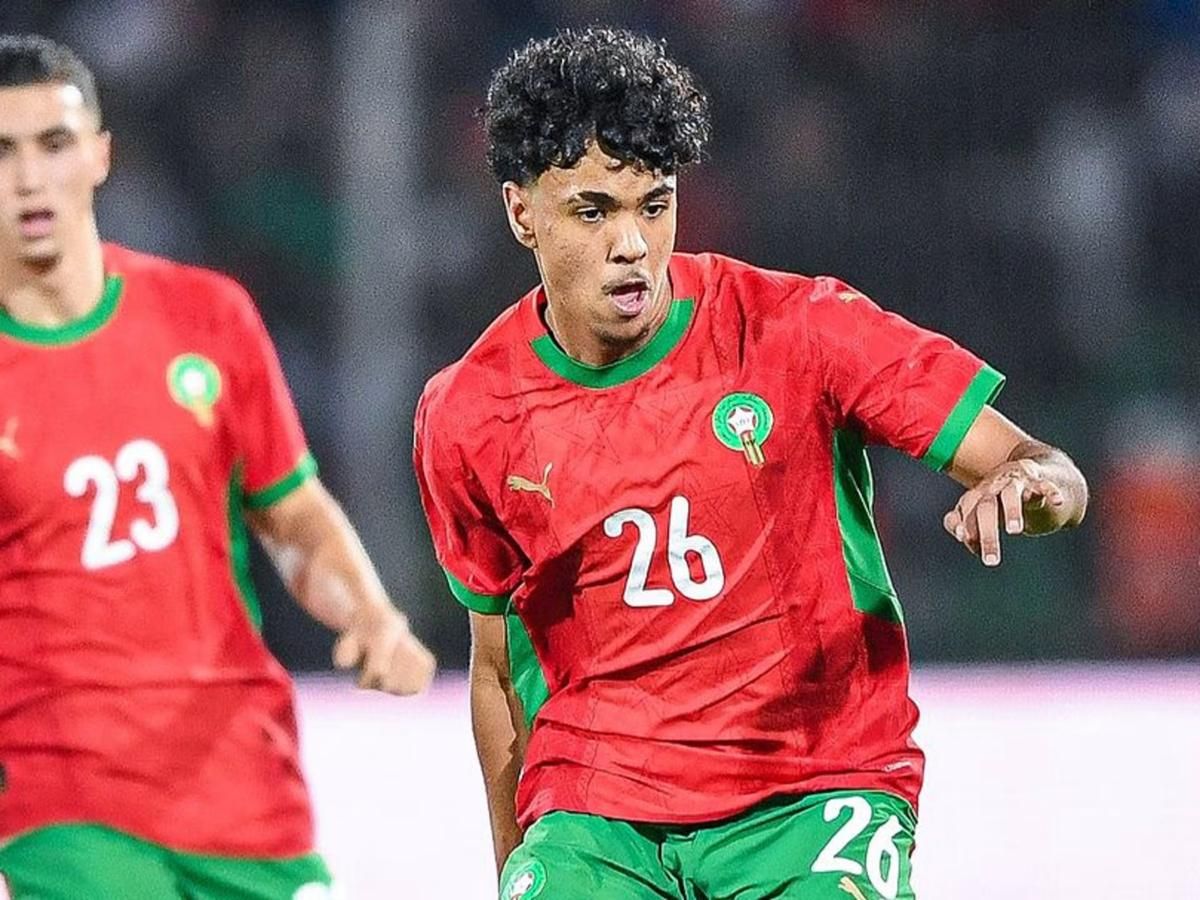 Adam Aznou en un partido con la selección marroquí