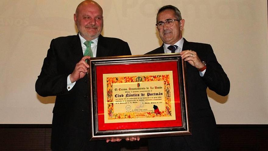 El presidente del Club Náutico de Portmán entrega la distinción de Socio de Honor al alcalde.
