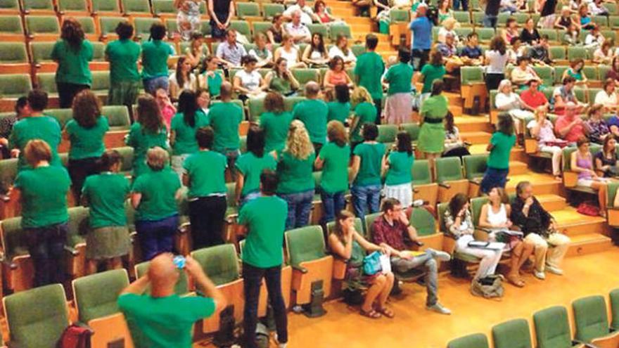 Acto protesta de los auxiliares de conversación contra la directora general Isabel Cerdà.