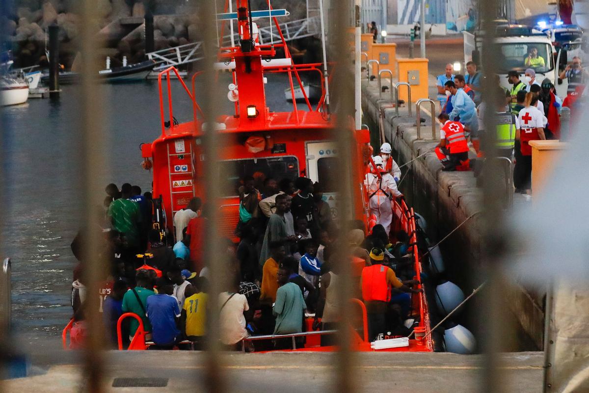 Llegada al muelle deportivo de Las Palmas de 70 subsaharianos rescatados de un cayuco por la Salvamar Nunki, el 19 de julio.