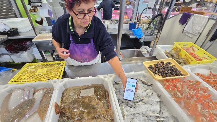 Peregrina Abad Sabarís en su puesto de pescados y mariscos de la plaza de abastos de Vilagarcía de Arousa, ayer.