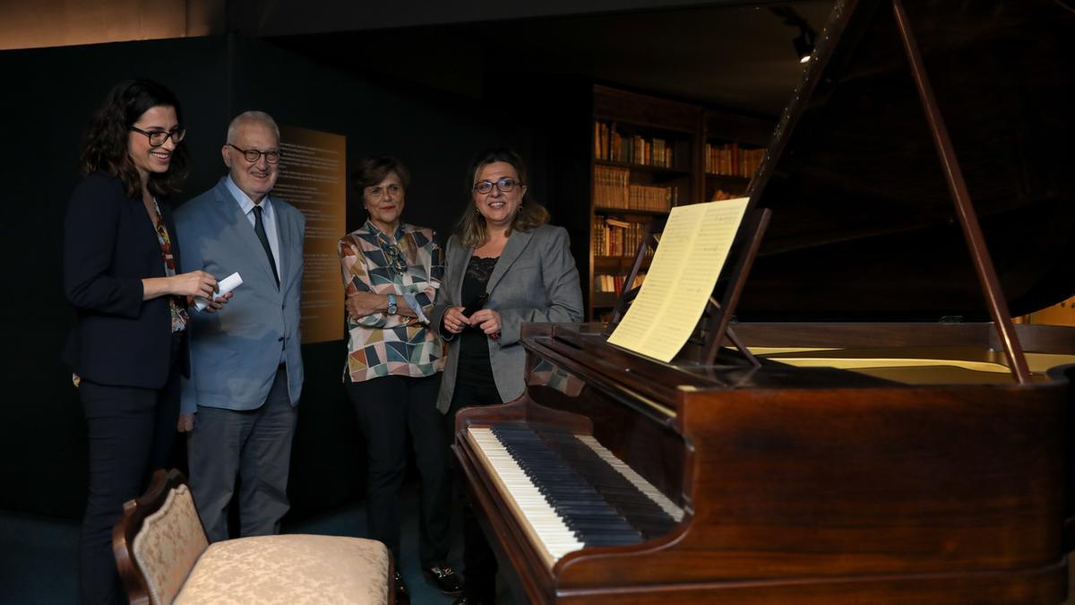 Aitana Mas, Luis Boyer, Rosa Peñalver y Carmen Velasco frente al piano de Oscar Esplá