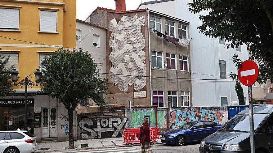 Mural creado por Carola Carrot visto desde la calle Ecuador.