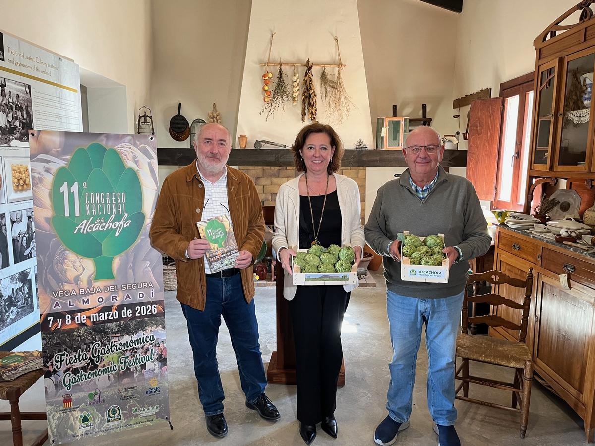 En el acto de presentación intervinieron el concejal de Turismo, José Antonio Latorre; el presidente de la marca Alcachofa Vega Baja, Antonio Ángel Hurtado; y la alcaldesa de Almoradí, María Gómez