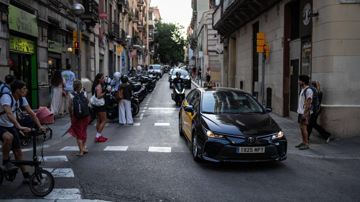 Vehículos bajan por la calle Torrent de l'Olla.