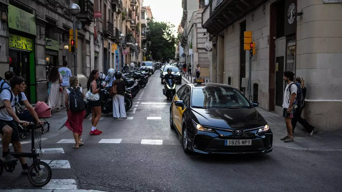 Barcelona busca agilizar la movilidad de Travessera de Gràcia y analizará futuras propuestas