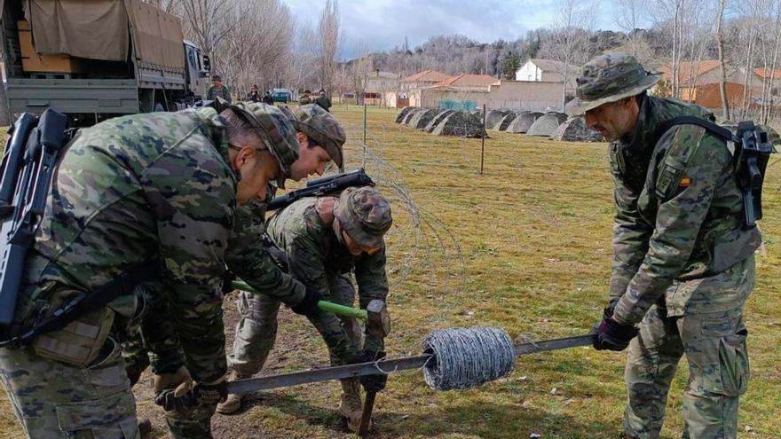 Distintos momentos de la presencia del Ejército en Venialbo, incluida la «visita» de los niños de la escuela | J. V.