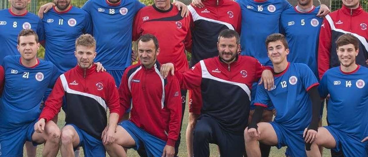 Cuerpo técnico y plantilla unionista, en el campo de Miraflores.  // Brais Lorenzo