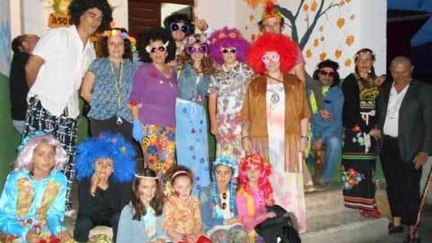 Areñes vuelve a los años 70 con la fiesta &quot;Flower Power&quot;