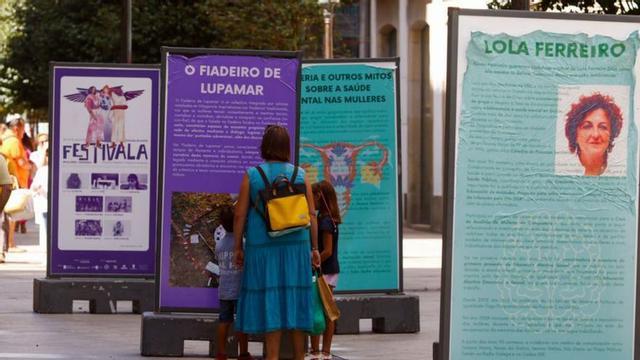 La programaicón del Festivala amaneció rasgada en la plaza de Galicia.. |   // IÑAKI ABELLA