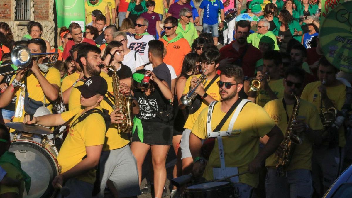 Las peñas de Venialbo recorren la localidad a ritmo de charanga.