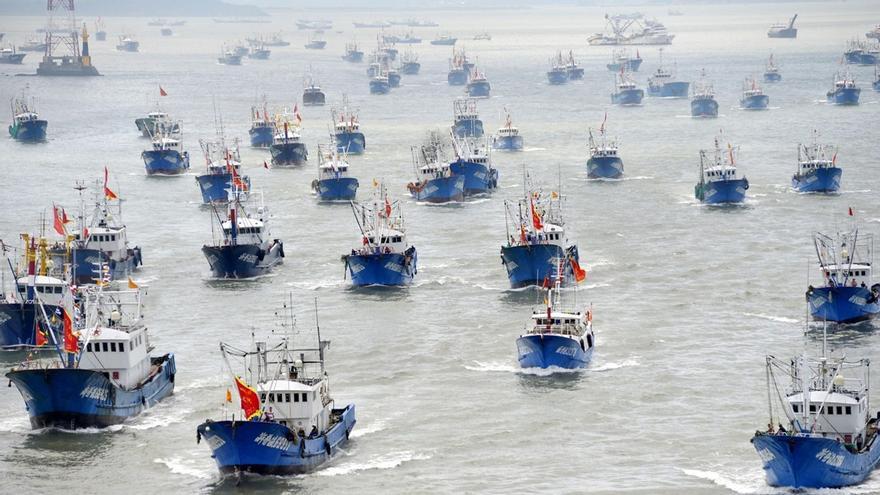 Los pesqueros ilegales chinos arrasan los océanos de todo el planeta