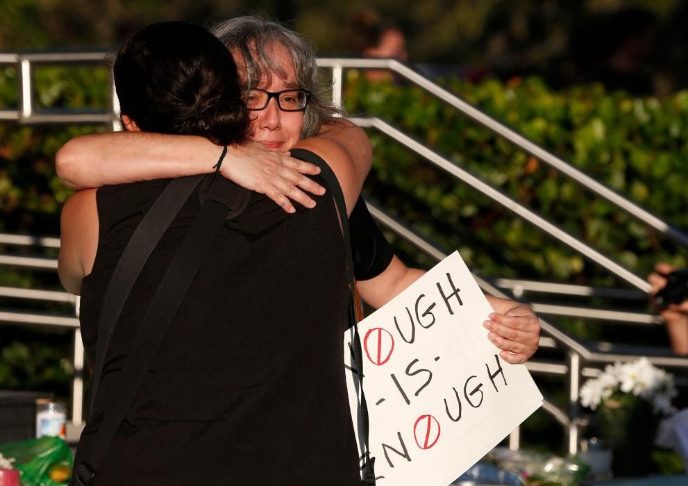 Dolor y lágrimas por las víctimas de la matanza en Florida