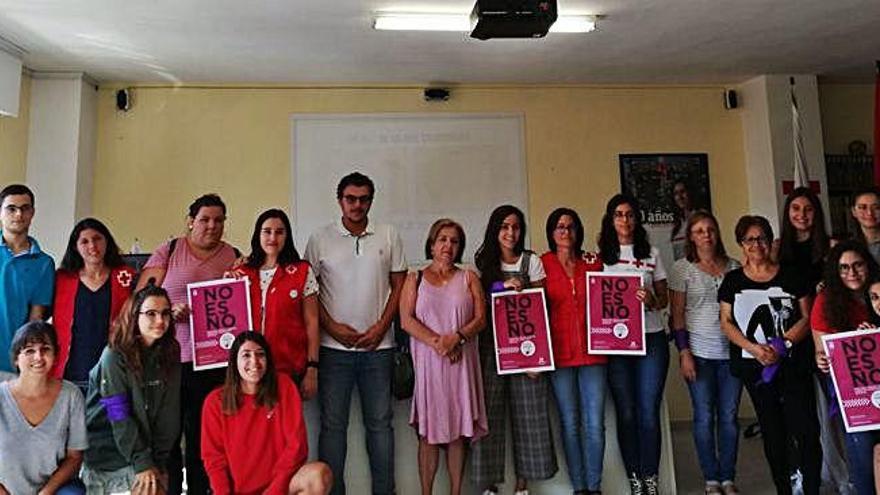 Las jóvenes voluntarias para las fiestas, junto con Del Bien, Ruíz, Férnandez, y los carteles informativos.