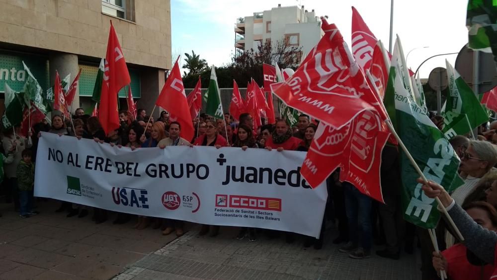 Manifestación de trabajadores de la Clínica Juaneda contra el ERE