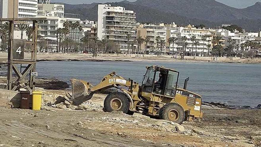 Los trabajos de adecentamiento en la playa de Cala Millor empezaron ayer miÃ©rcoles.