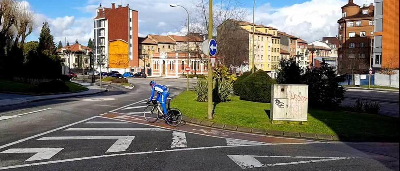 Un ciclista circulando ayer por los siete metros de carril bici del Campo de los Patos.