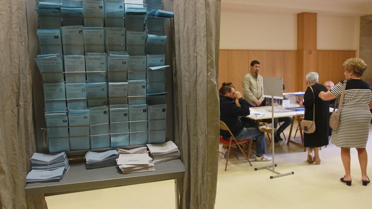 Cabina con papeletas y sobres en un colegio electoral de Ourense en las elecciones de 2019.