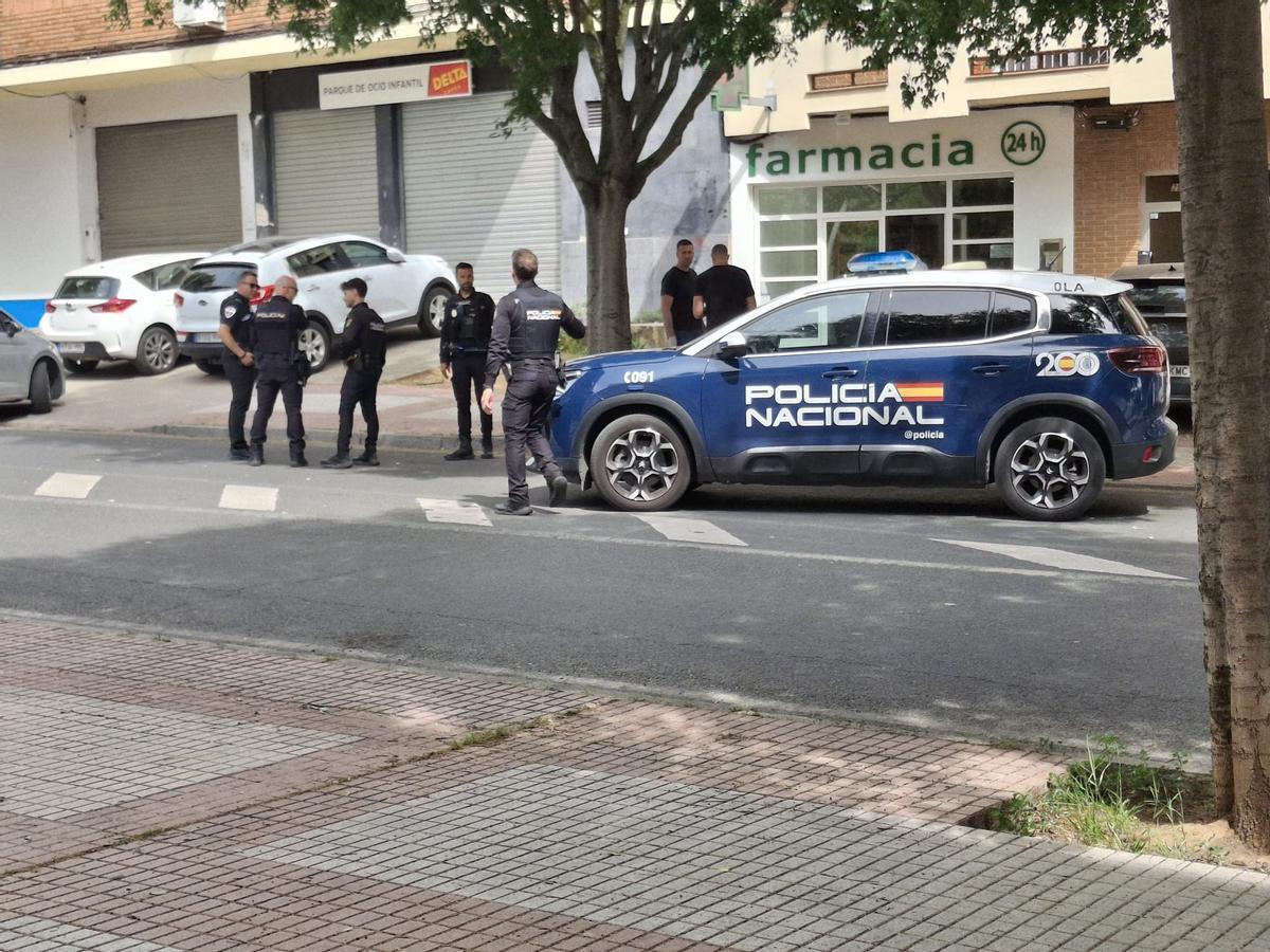 Agentes de la Policía Nacional en la avenida Santo Cristo de la Paz, en San Roque, donde se han desplegado tras el tiroteo, este jueves por la tarde.