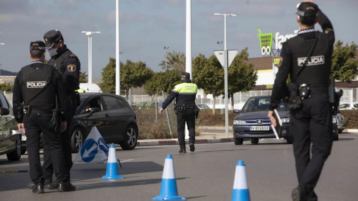 Agentes, en un control. | TORTAJADA